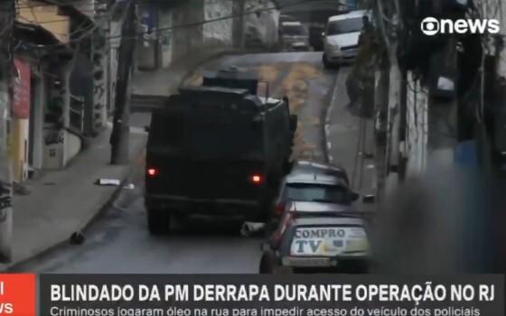 Caveirão desliza em morro