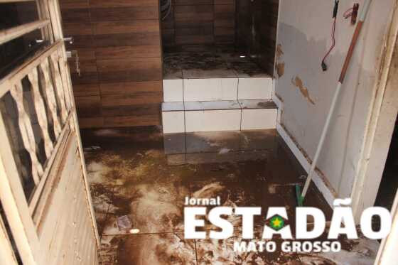 Casa inundada no bairro São Mateus