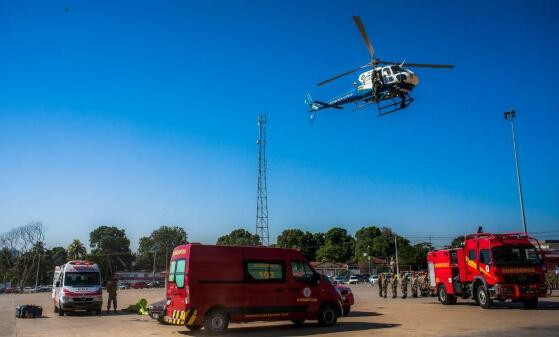 Homem atacado por abelhas é resgatado de helicóptero em MT