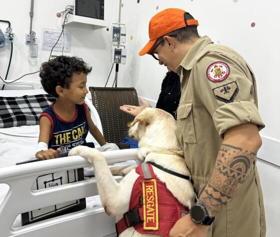 CORPO DE BOMBEIROS E CRIANÇA