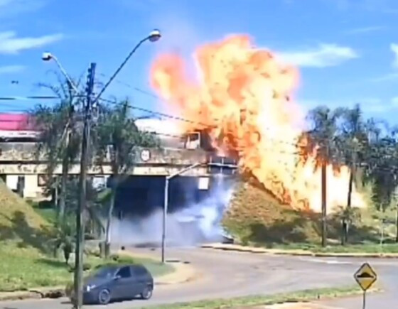 Caminhão tanque explode no Paraná