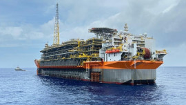 Petróleo salta mais de 7% nos preços após ataques de Israel ao Irã 