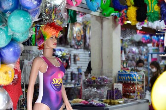 Comércio de produtos típicos de carnaval, em Cuiabá