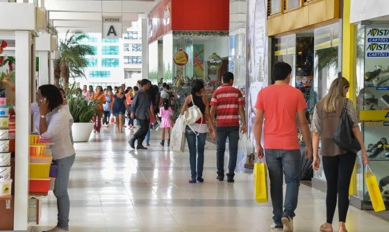 Nesta quarta-feira, a previsão é que comércios de rua e shoppings em todo o país abram a partir do meio-dia