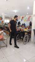 Gusttavo Lima aproveita momento antes de show para visitar Lar de Idosos em Cuiabá