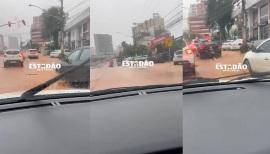 Avenida do CPA vira rio de lama sob forte tempestade