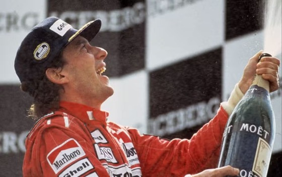 Imagem de arquivo mostra Senna comemorando vitória