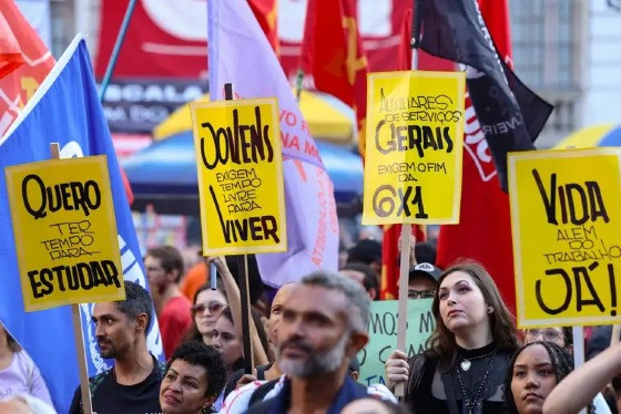 Ato do Dia do Trabalhador pede o fim da escala 6x1 e melhores condições de trabalho e renda, na Cinelândia, no centro da capital fluminense 