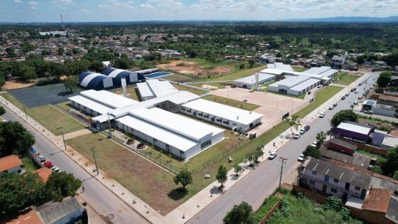 A infraestrutura do complexo inclui piscina, vestiário e quadra poliesportiv