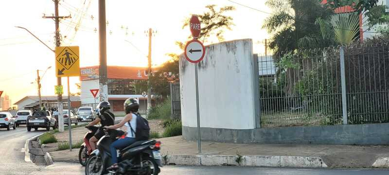 Arbusto podado na rua Ametista no Bosque da Saúde