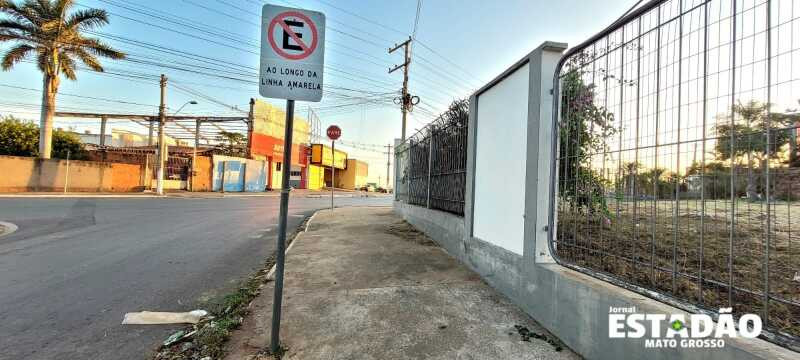 Arbusto podado na rua Ametista no Bosque da Saúde