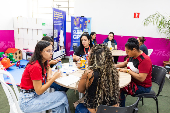 A foto mostra atendimentos ao público sendo realizado na sede da Secretaria da Mulher.