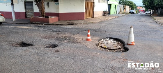 Cratera na Avenida Governador José Fragelli, no bairro Jardim Paulista, em Cuiabá