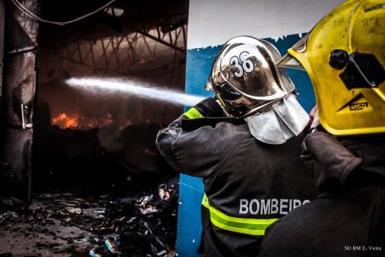 apagando incêndio de uma loja