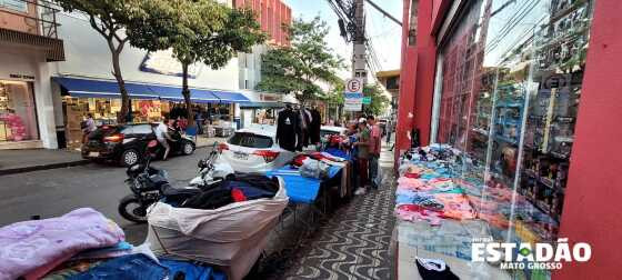 Vendedores ambulantes na rua 13 de Junho em Cuiabá