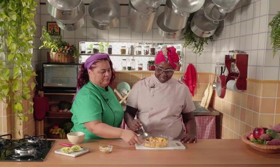Apresentadora Regina Tchelly recebe a chef Rosana Beatriz