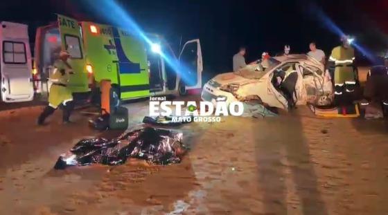 Com o impacto, ambos os veículos capotaram e foram arremessados para fora da pista, em um trecho que passa por obras de duplicação