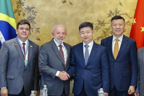 Lula fecha acordos com companhias chinesas na primeira rodada de reuniões. Á esquerda, o governador do Piauí, Rafael Fonteles