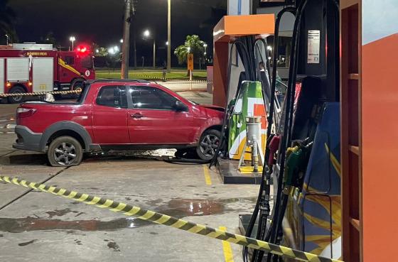 carro bateu na bomba de combustivel em um posto de gasolina