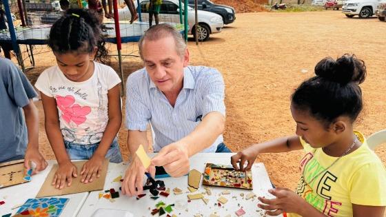 Wilson Santos com as crianças