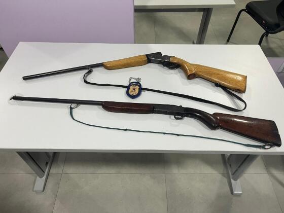 duas espingardas, sendo uma das armas com numeração ilegível e outra arma sem numeração.