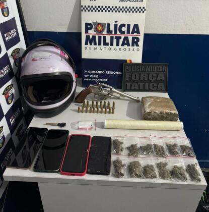 um revólver calibre 38, munições, 42 porções de maconha, meio tablete do mesmo entorpecente, uma motocicleta utilizada no crime e outros materiais para embalagem e comercialização de drogas