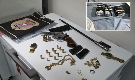 Nove armas de fogo, centenas de munições e grande quantidade de entorpecente, entre maconha e cocaína, foram apreendidas.