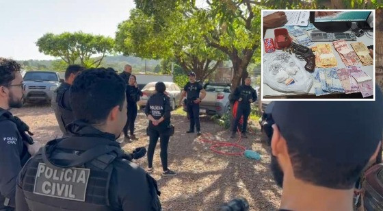 Foram apreendidas duas armas de fogo, um tablete de cocaína e diversas porções da mesma substância já prontas para venda.