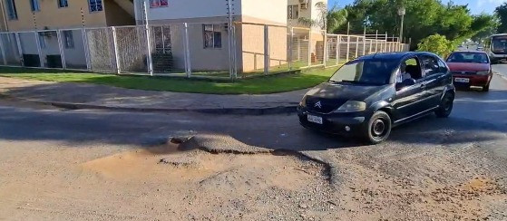 Cratera na Avenida Camboriú, esquina com a Rodovia Palmiro Paes de Barros