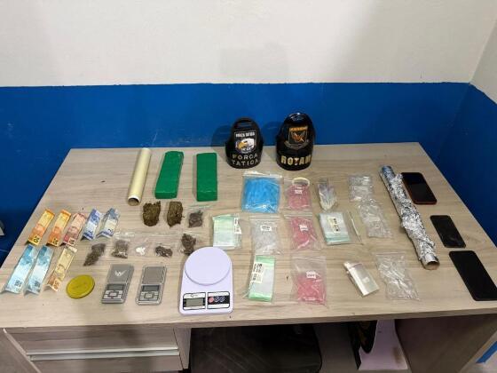 três balanças de precisão, a quantia de R$ 300,00 em dinheiro e materiais utilizados para o tráfico de drogas.