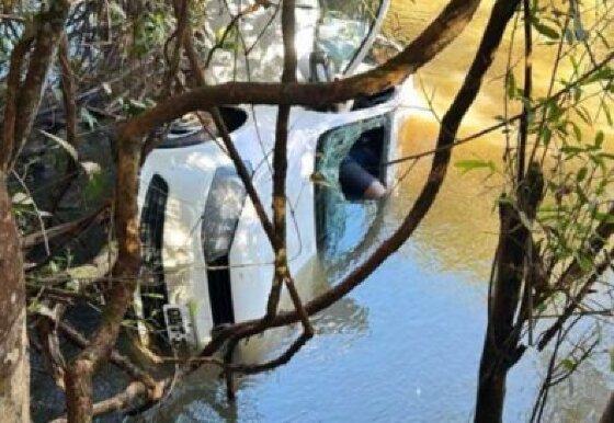 carro cai no rio 