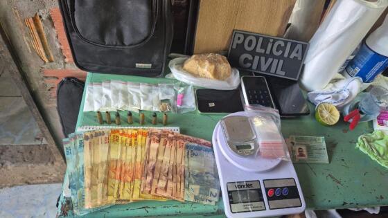  duas armas de fogo (uma pistola e um revólver), um simulacro de arma de fogo, munições, diversas porções de entorpecentes, entre maconha e cocaína já embaladas para venda, além de balança de precisão,
