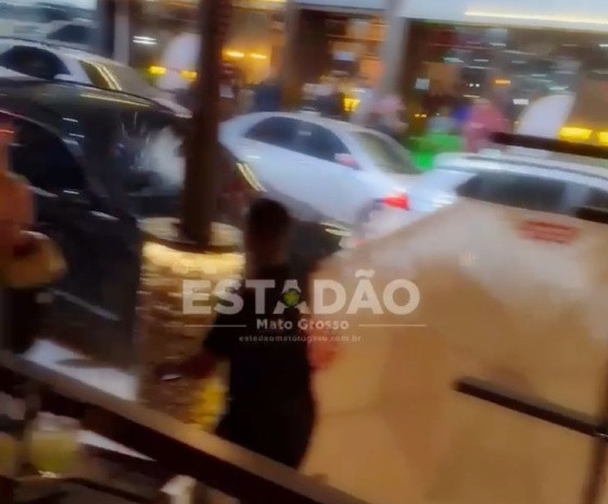 HOMEM DANDO TIRO NO CARRO NO HARU
