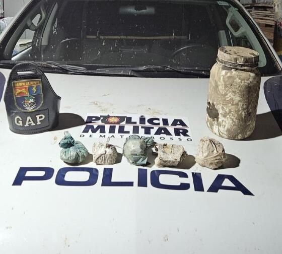  pacote contendo diversas porções de cocaína