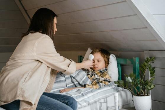 Com a chegada do frio, casos de infecções respiratórias em crianças crescem; especialistas recomendam vacinação e cuidados simples em casa