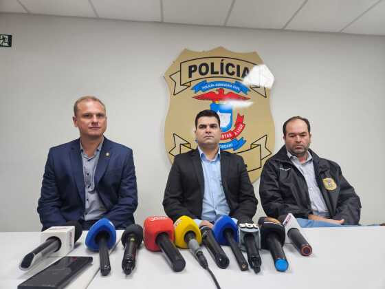 Delegado Rogério Ferreira apresenta detalhes das fraudes em coletiva sobre investigações da Decon nesta quarta-feira