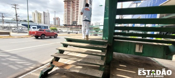 Passarela na Avenida Fernando Corrêa da Costa