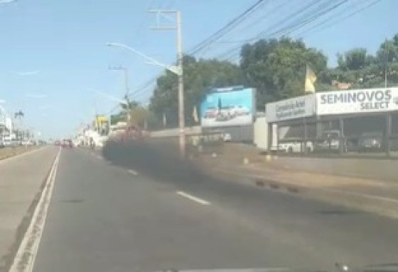 Caminhão do DAE solta densa fumaça preta enquanto circula na Avenida da FEB