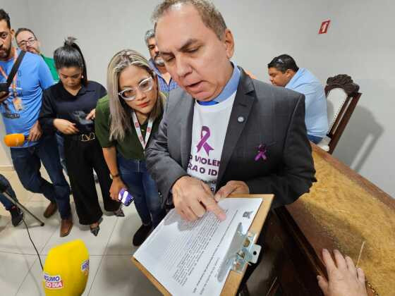Dilemário coleta assinaturas