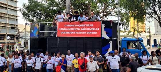 Ambulantes protestam em frente à Prefeitura de Cuiabá contra retirada do Centro