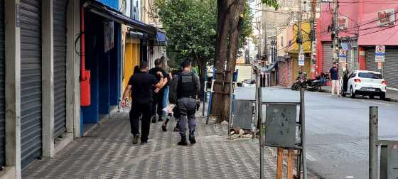 Fiscais iniciam retirada de barracas da 13 de Junho; vendedores de comida com permissão seguem nos pontos