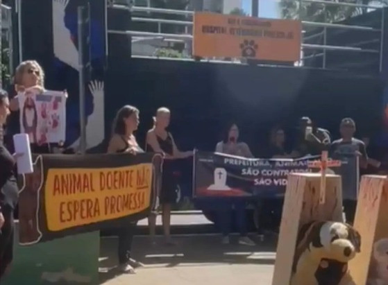 Manifestação na Praça Alencastro cobra ações de proteção aos animais em Cuiabá.