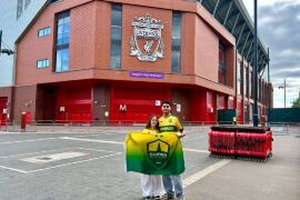Dourado presenteia casal da Inglaterra que viralizou ao dividir paixão por futebol