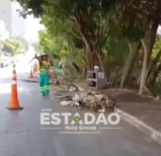 Limpurb realizando limpeza na Avenida E após denúncia do Estadão Mato Grosso.