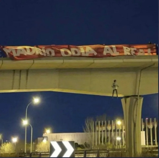 Imagem da faixa com boneco com camiseta de Vinicius Jr. em Madri