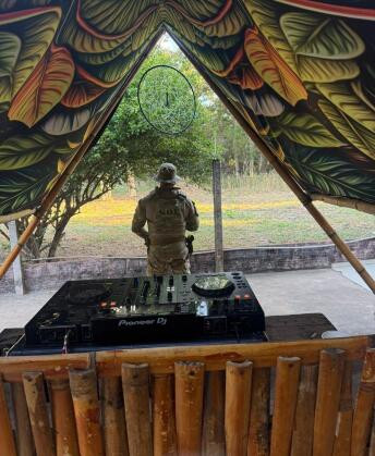 Suspeito foi preso durante uma festa de música eletrônica que acontecia em uma chácara em Várzea Grande.