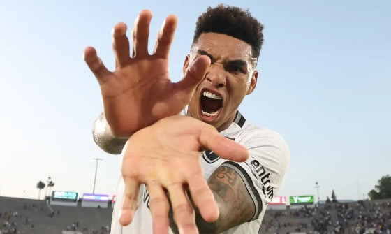 Igor Jesus celebra gol do Botafogo sobre o PSG