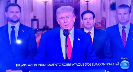 Donald Trump faz pronunciamento ao vivo na noite deste sábado sobre o ataque ao Irã