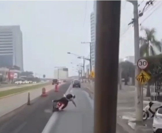 Motociclista cai em desnível de obras do BRT na Av. do CPA