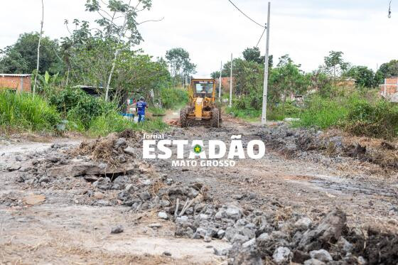Rua sendo asfaltada no bairro Pedra 90